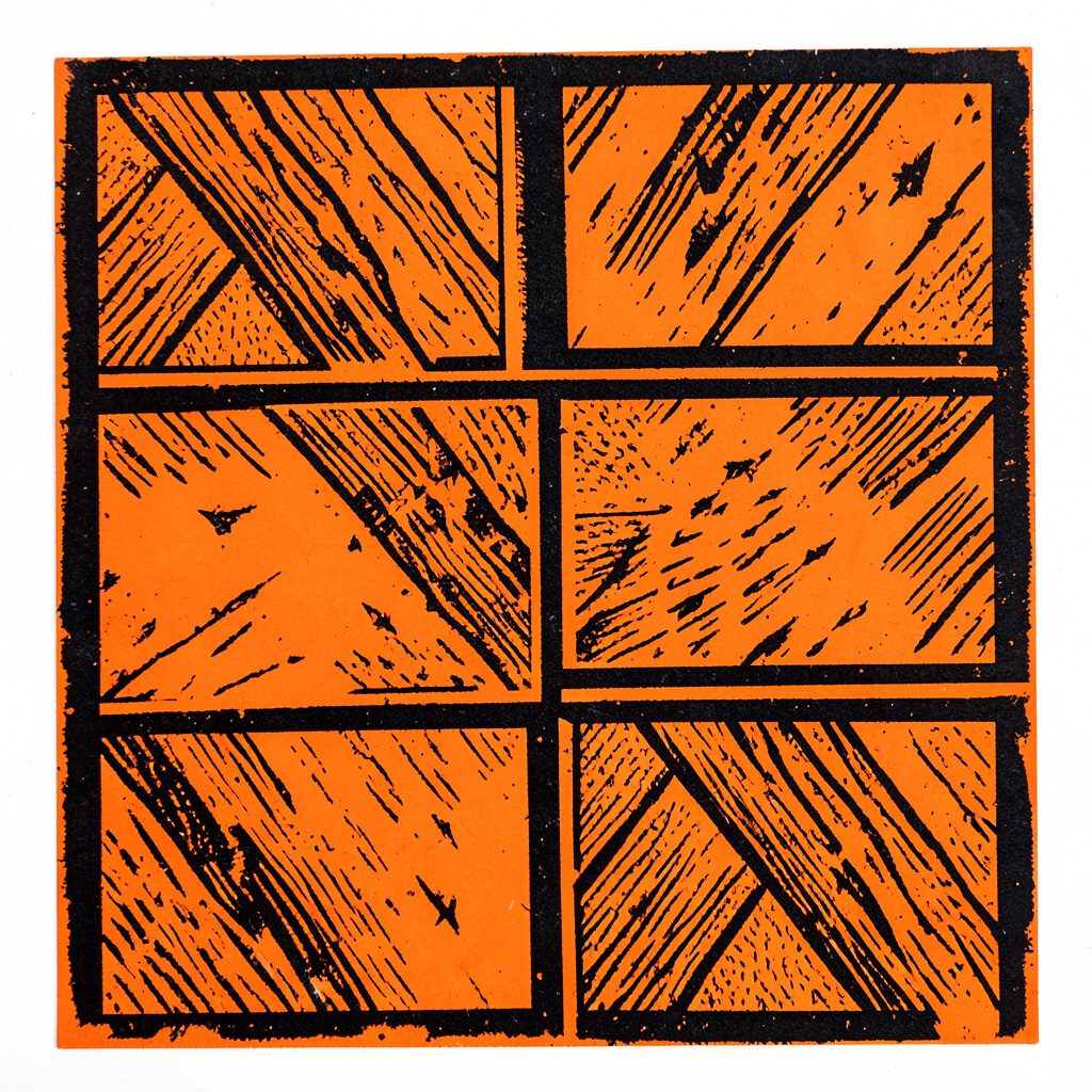 Relleu de linogravat en tons verd fosc que representa un edifici envoltat de fulles i arbres
