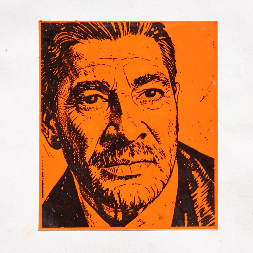 Relleu de linogravat en tons verds i blaus que mostra un edifici modern amb panells solars inclinats i vegetació circumdant